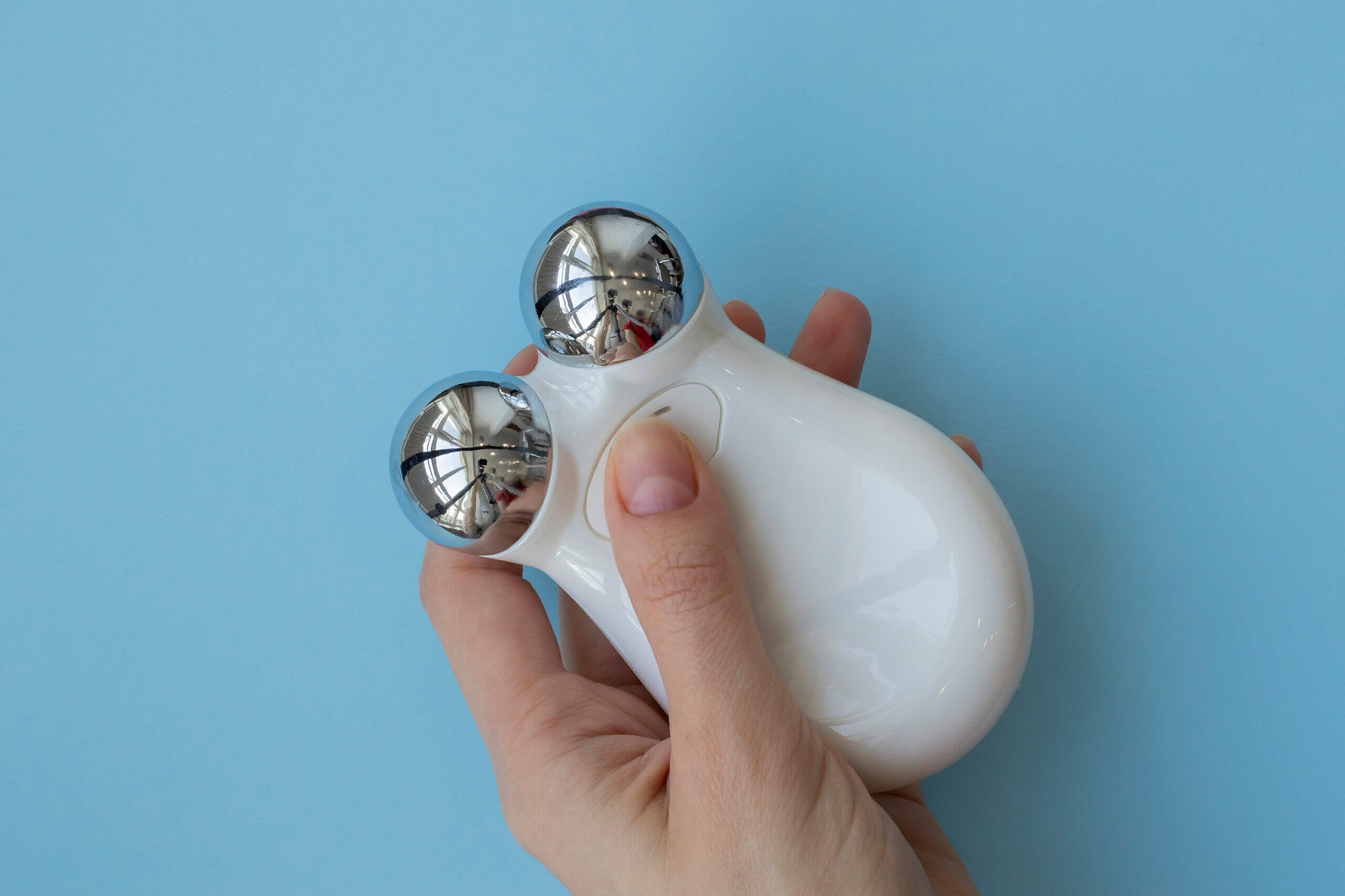 Microcurrent device for modern cosmetic treatments. Picture used by MagnaWavePEMF